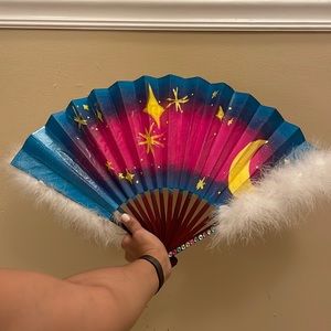 Hand fan with faux fur